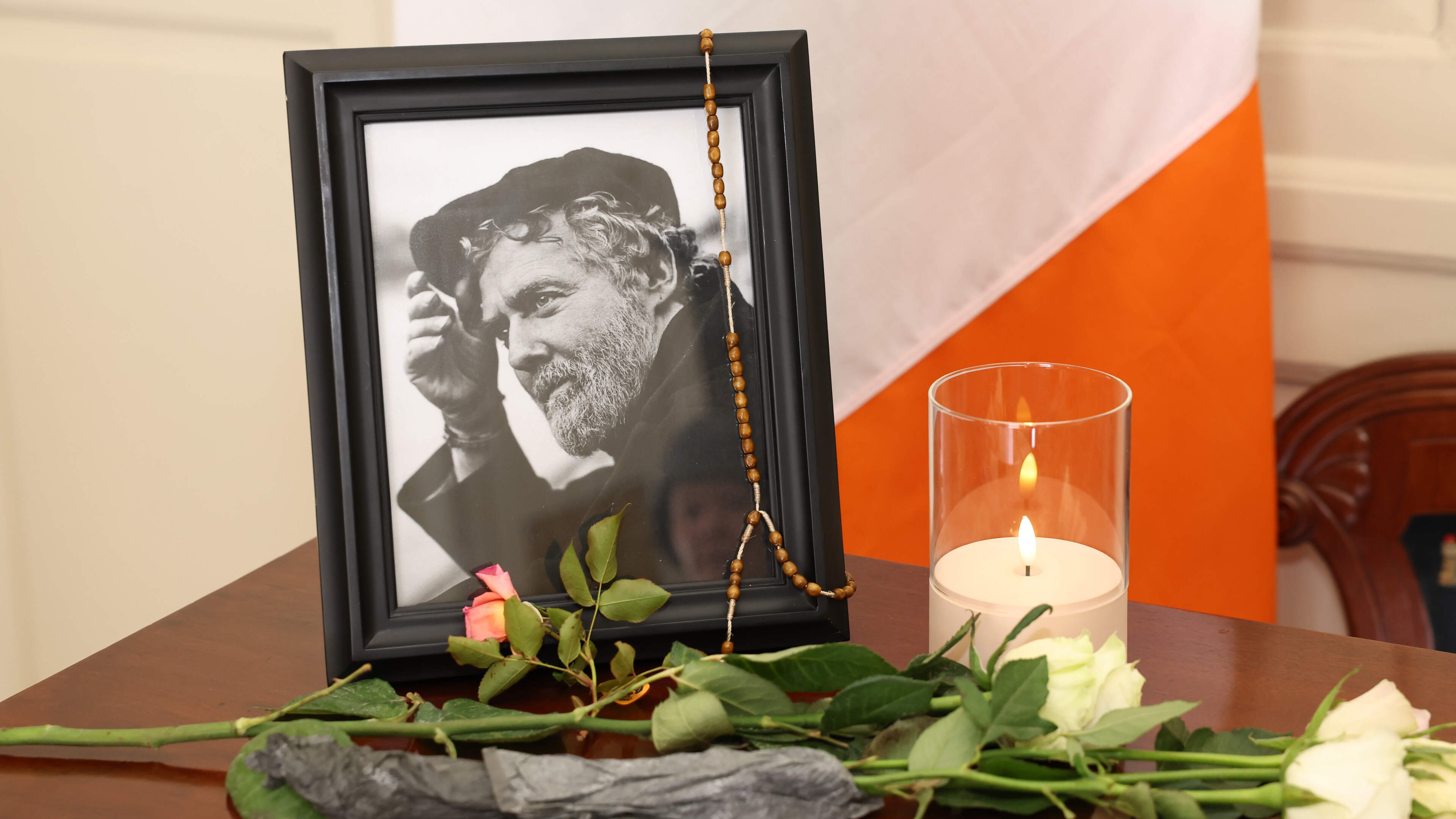 ‘I was actually shaking in there’ – outpouring of love for Glen Hansard as book of condolence opens in Dublin